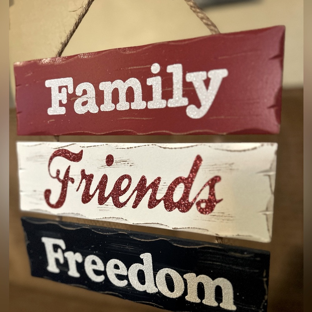 Rustic American Wooden Hanging Sign - Family Friends Freedom - Picture 1 of 2